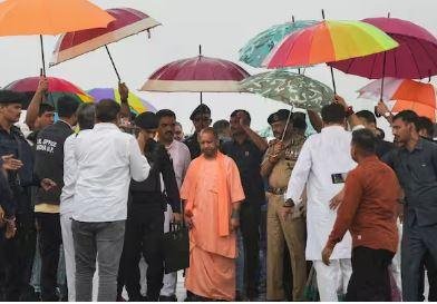 हाथरस में हालात का जायजा लेने के बाद सरकारी अस्पताल में भगदड़ की घटना में घायलों से मुलाकात करने पहुंचे सीएम योगी ने आदित्यनाथ मीडिया से मुखातिब होकर कई अहम जानकारियां साझा कीं।