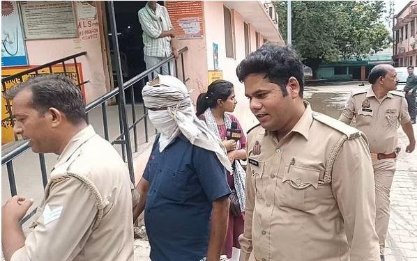 Hathras Stampede Investigation : हाथरस हादसा स्थल पहुंची न्यायिक जांच आयोग की टीम, मुख्य आरोपी मधुकर समेत दो को भेजा गया जेल हाथरस पुलिस के हत्थे चढ़े हादसे के मुख्य आरोपी मधुकर समेत दो को कोर्ट ने न्यायिक हिरासत में जेल भेज दिया।