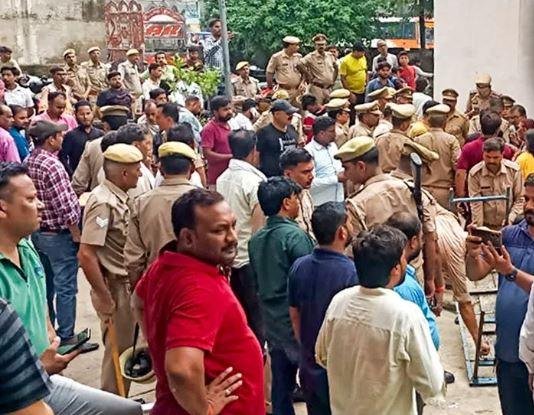 Hathras Stampede Investigation Update: हाथरस हादसे की एसआईटी ने सौंपी जांच रिपोर्ट, घटनास्थल पर सुबह पहुंचेगी न्यायिक जांच आयोग की टीम सीएम योगी आदित्यनाथ की ओर से हादसे की जांच को गठित न्यायिक जांच आयोग की टीम हाथरस में 6 जुलाई को पहुंचेगी और घटनास्थल का मुआयना करेगी।