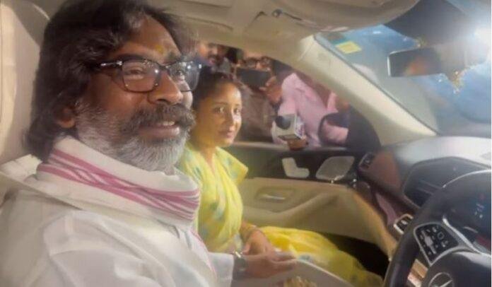 बतौर सीएम झारखंड की सत्ता तीसरी बार संभालने के बाद पत्नी कल्पना सोरेन संग मुख्यमंत्री कार्यालय से प्रसन्न मुद्रा में हेमंत सोरेन बाहर निकले।