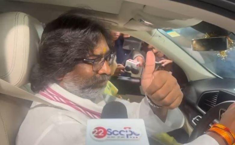 झारखंड में गुरूवार को एक बार फिर नेतृत्व परिवर्तन हुआ और हाल ही में जेल से छूटे हेमंत सोरेन ने तीसरी बार राज्य के सीएम पद की शपथ ली। 