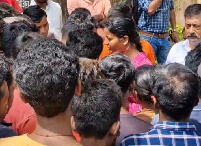 10089 बड़कागांव के मुखिया और उनके पति गिरफ्तार: एसीबी ने रिश्वत लेने के आरोप में की कार्रवाई, अंबा प्रसाद भी एसीबी दफ्तर पहुंची