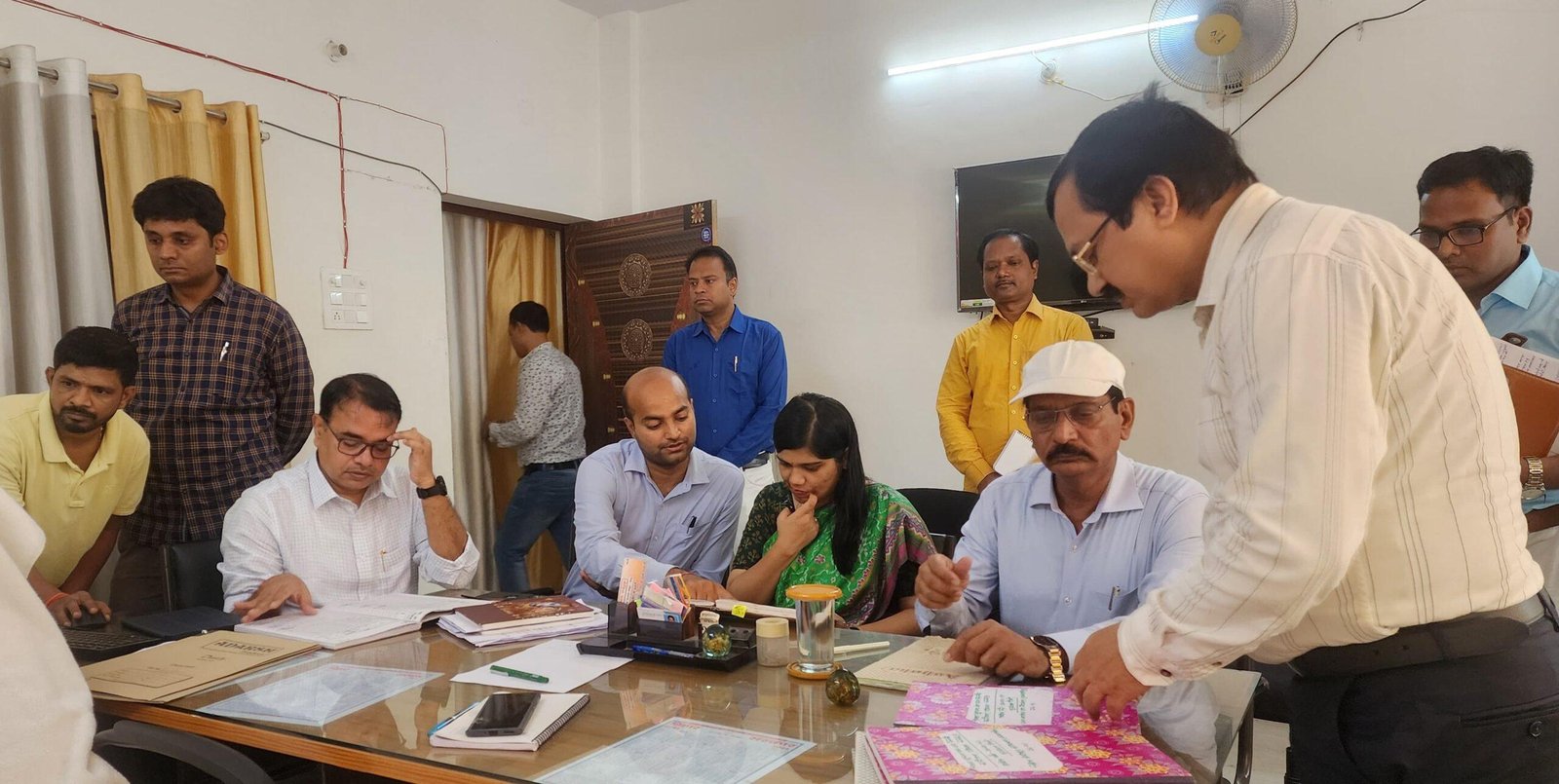 डीएम ने DPRO कार्यालय का किया औचक निरीक्षण, मिली कई वित्तीय अनियमितताएं | 22Scope News 2 2 scaled 22Scope News