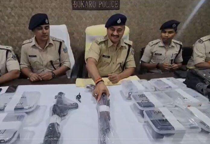  शंकर रवानी हत्याकांड के आरोपी के घर से पुलिस ने ए के 47 समेत कई ऑटोमेटिक हथियार को किया बरामद