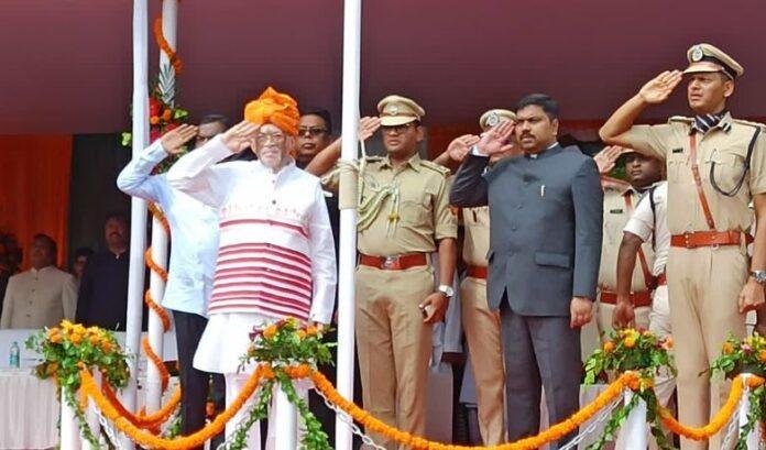 स्वतंत्रता दिवस के अवसर पर दुमका में तिरंगा फहराया, राज्यपाल ने किया परेड का निरीक्षण
