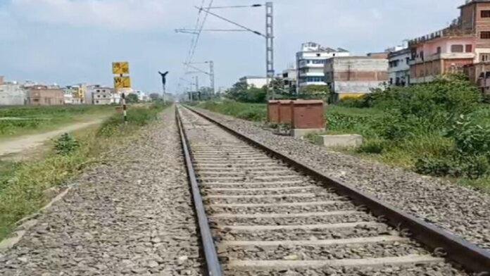 ट्रेन से कटकर युवक की मौत