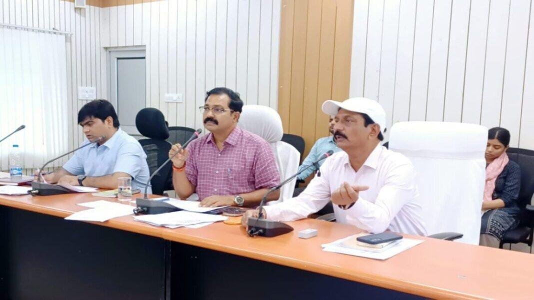 प्रधान सहायक प्रयास करें की सेवानिवृत्त कर्मियों को सभी सुविधाएं समय से मिले - DM