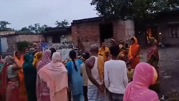 महिला की धारदार हथियार से गला रेतकर हत्या