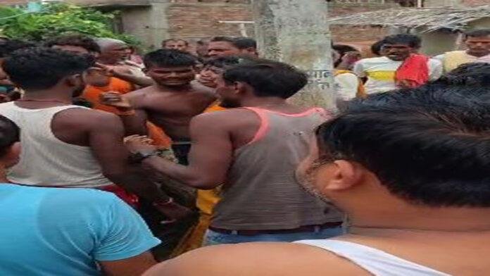 बिजली के पोल में बांधकर युवक और महिला की पिटाई