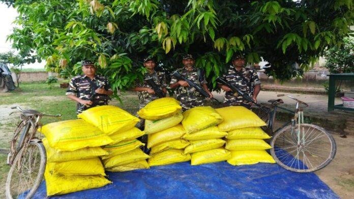 भारत-नेपाल सीमा पर चेकिंग अभियान, 22 बैग यूरिया व 2 साइकिल जब्त