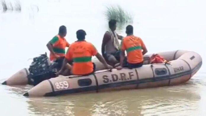 नाव पर चढ़ते वक्त पैर फिसलने से नदी में डूबे शिक्षक, खोजबीन जारी