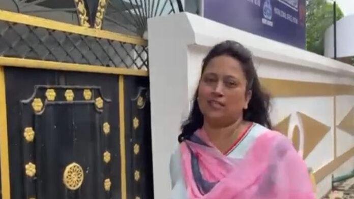 ED दफ्तर में हाजिर हुईं ग्यात्री यादव