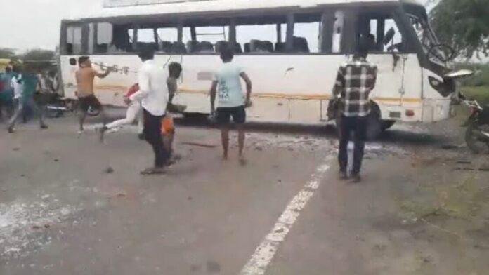 तेज रफ्तार बस ने महिला को रौंदा, आक्रोशित लोगों ने किया तोड़फोड़