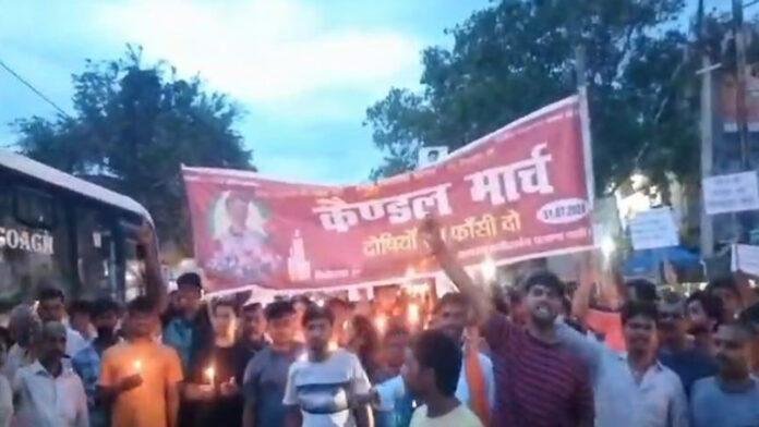 वजीरगंज : छात्र प्रिंस की हत्या मामले में न्याय की मांग को लेकर निकाला गया कैंडल मार्च