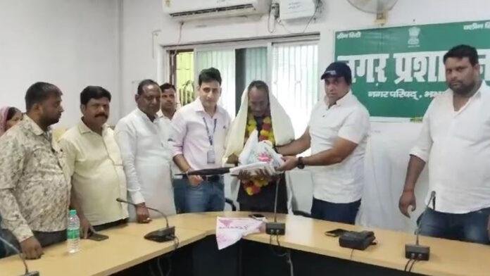 35 साल कार्य देने के बाद रिटायर्ड होने पर सफाईकर्मी को सम्मानित कर दी गई विदाई