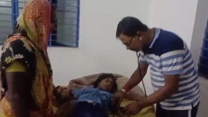 शिक्षक की पिटाई से घायल छात्रा पहुंची अस्पताल, स्थिति बनी गंभीर