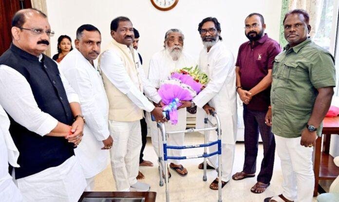 Breaking : मंत्री बनने के बाद रामदास सोरेन ने दिशोम गुरु से की मुलाकात...