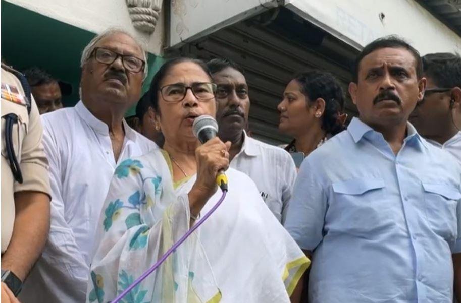 Breaking: कोलकाता निर्भया कांड की जांच को पहुंची राष्ट्रीय महिला अधिकार आयोग की टीम 1 22Scope News मृत मेडिकल छात्रा के परिवार वालों से मिलने के बाद सीएम ममता बनर्जी ने कोलकाता पुलिस को दिया अल्टीमेटम।