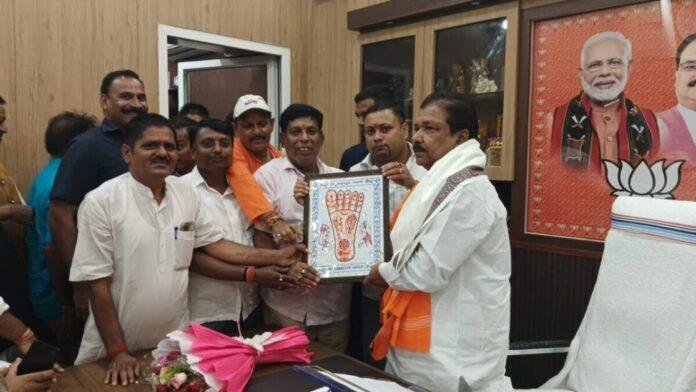 Mantri Dilip Kumar अंग वस्त्र व विष्णु चरण चिन्ह देकर मंत्री दिलीप जायसवाल का हुआ स्वागत