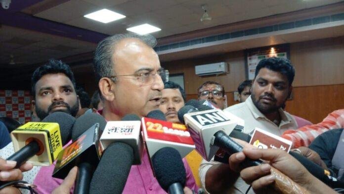 'सुरक्षा के नाम पर कितना बड़ा काफिला लेकर चलते थे भूल गए तेजस्वी'