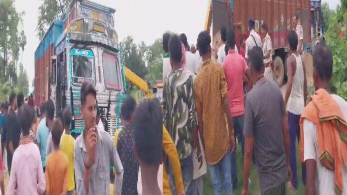 ट्रक और बाइक में आमने सामने की टक्कर, 3 में से 2 युवक की मौत