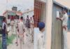 हत्या में फरार अभियुक्त के घर पुलिस ने चिपकाया इश्तेहार