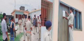 हत्या में फरार अभियुक्त के घर पुलिस ने चिपकाया इश्तेहार