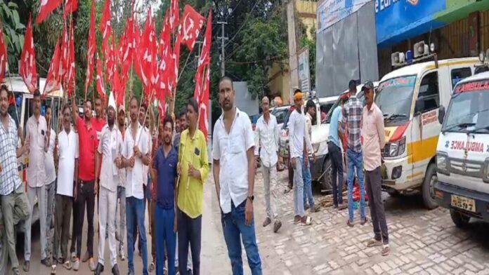 Nalanda Taxi Stri एंबुलेंस चालकों का विरोध प्र'दर्शन, भाकपा पार्टी ने दिया साथ, DM को सौंपा ज्ञापन