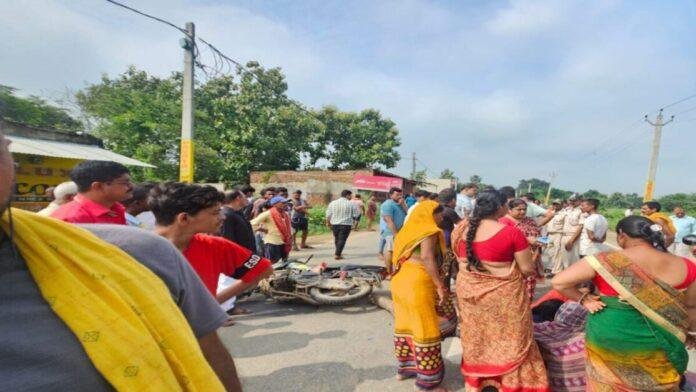 अज्ञात वाहन ने बाइक सवार 2 को रौंदा, लोगों ने किया सड़क जाम