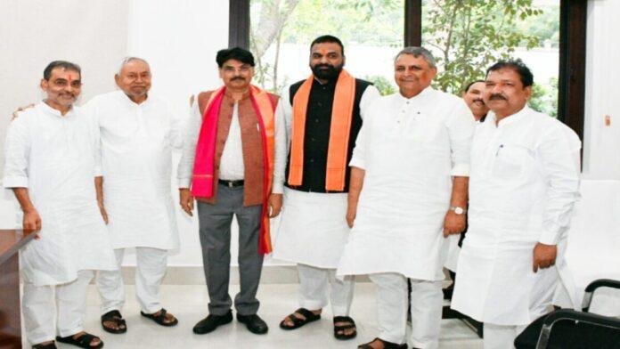 राज्यसभा से निर्वाचित होने के बाद नीतीश से मिले उपेंद्र कुशवाहा और मनन मिश्र