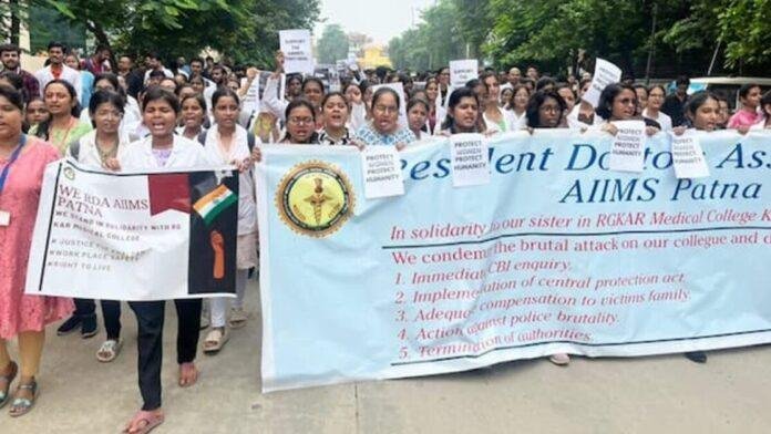 कोलकाता रे'प म'र्डर केस : विरोध में सड़क पर उतरे पटना AIIMS के रेजिडेंट डॉक्टर्स
