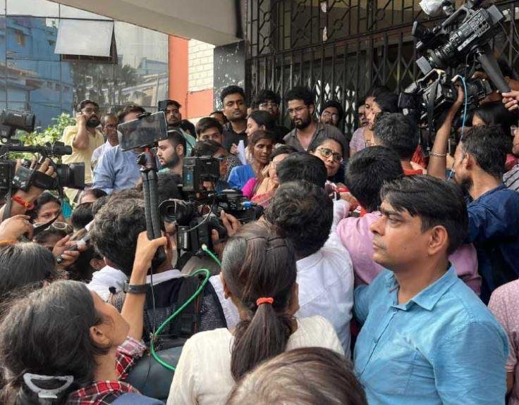 Breaking: सीबीआई के समक्ष हाजिर हुए आरजी कर अस्पताल के पदाधिकारी, पूछताछ शुरू गुरूवार को आरजी कर मेडिकल कॉलेज पहुंचीं नईं प्रिंसिपल का मेडिकल विद्यार्थियों ने घेराव किया।