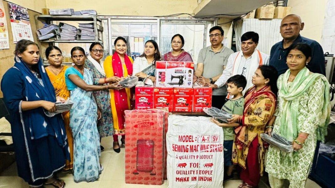 'ऑक्सीजन मैन' के सहयोग 5 महिलाओं को दिया गया स्वरोजगार हेतु सिलाई मशीन