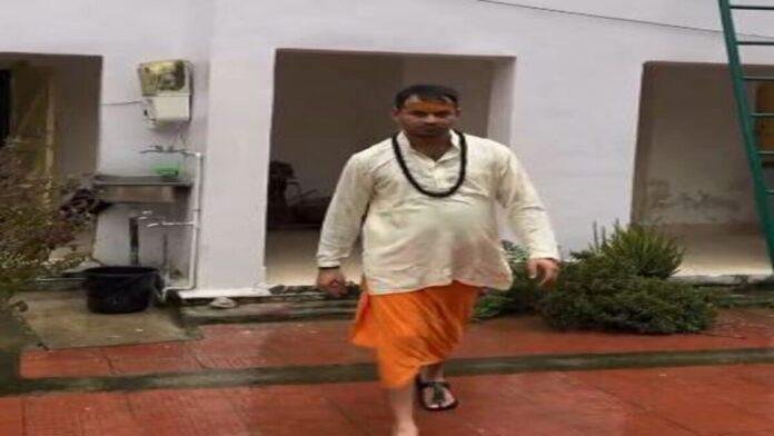 Tejpratap Trolled : चप्पल पहनकर भगवान श्रीकृष्ण को प्रणाम करते दिखे तेजप्रताप, ट्रोल कर रहे हैं यूजर्स