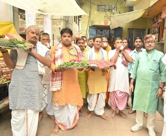 वाराणसी में गुरूवार को माता विशालाक्षी मंदिर को श्री काशी विश्वनाथ मंदिर की ओर श्रृंगार सामग्री भेजे जाने का दृश्य।