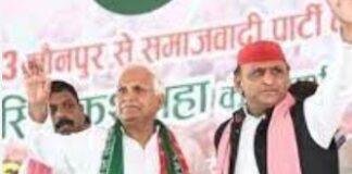 सपा मुखिया अखिलेश यादव संग जौनपुर सांसद बाबू सिंह कुशवाहा