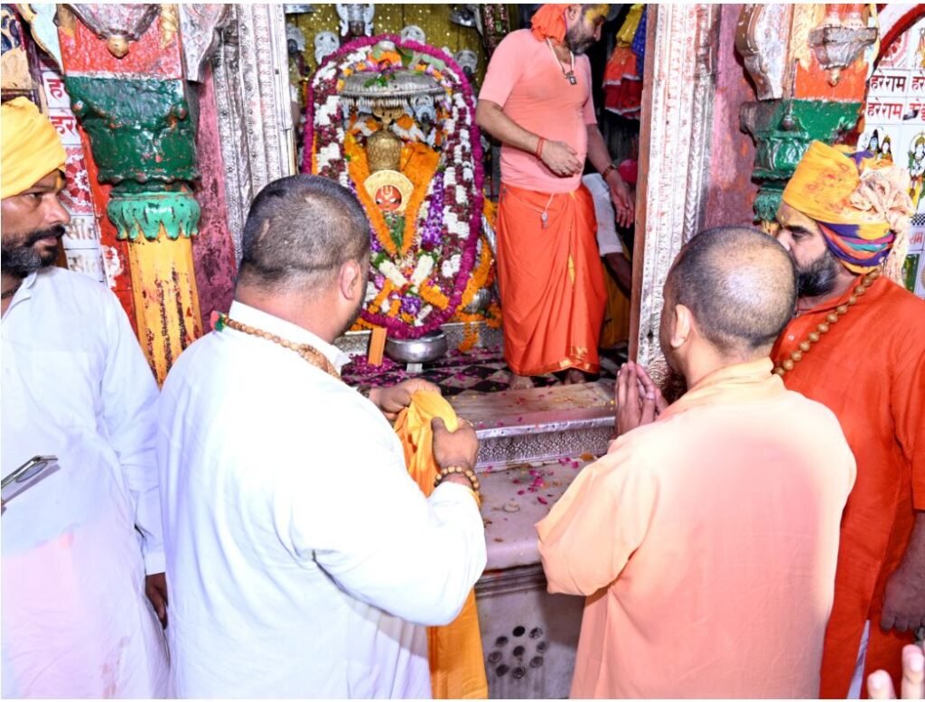 अयोध्या के हनुमानगढ़ी मंदिर में दर्शन पूजन करते सीएम योगी आदित्यनाथ