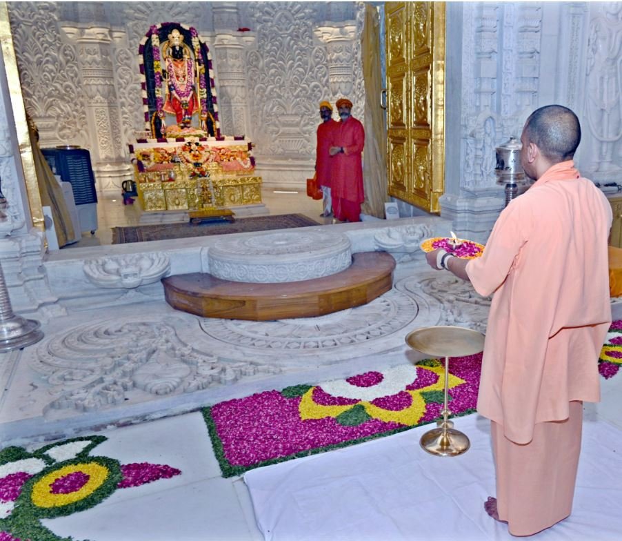 अयोध्या में श्रीराम मंदिर में दर्शन पूजन करते सीएम योगी आदित्यनाथ