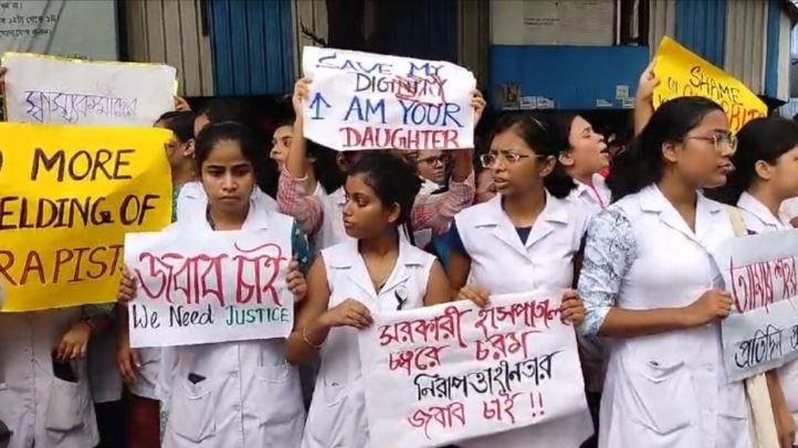 आरजी कर मेडिकल कॉलेज की छात्रा के साथ हुई घटना के बाद नाराज जूनियर डॉक्टरों का विरोध प्रदर्शन जारी। 