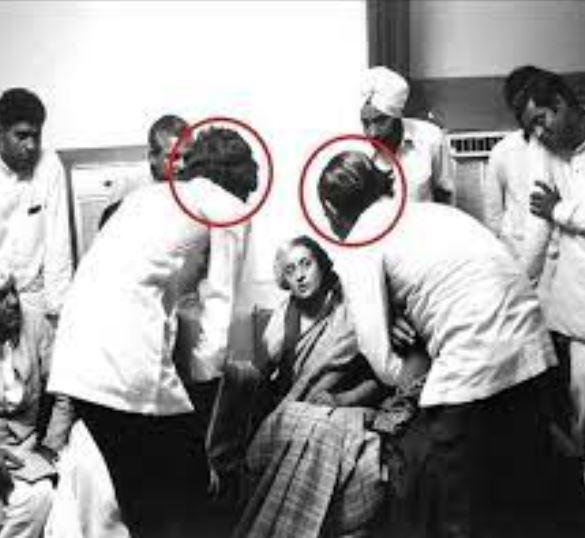 Breaking : नहीं रहे इंदिरा गांधी के लिए प्लेन हाईजैक करने वाले EX-MLA भोला नाथ पांडेय | 22Scope News वर्ष 1978 में प्लेन हाईजैकिंग की घटना के बाद तत्काली पूर्व पीएम इंदिरा से मिले थे भोलानाथ पांडेय और देवेंद्र पांडेय (लाल घेरे में)।