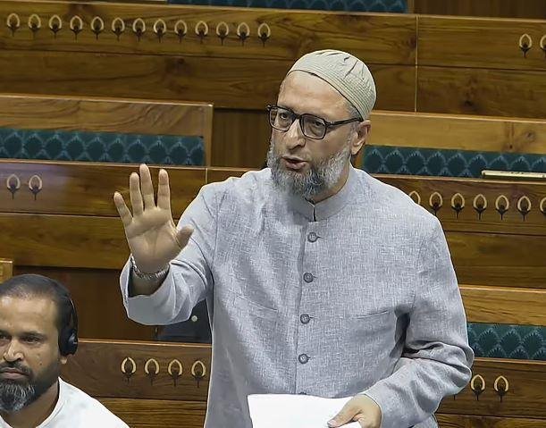लोकसभा में पेश हुआ वक्फ संशोधन विधेयक, बिल के समर्थन में ललन सिंह ने लगाई प्रतिपक्ष की क्लास 2 22Scope News वक्फ संशोधन बिल का विरोध करते असदुद्दीन ओवैसी