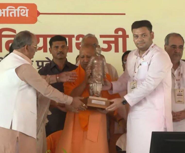Breaking : सीएम योगी का सपा पर हमला, बोले – सपा परेशान है क्योंकि इनकी गुंडागर्दी का स्कोप हमने किया बंद 3 22Scope News लखनऊ के कार्यक्रम में सीएम योगी आदित्यनाथ को स्मृति चिन्ह भेंट करते पूर्व सांसद राजवीर सिंह उर्फ राजू भैया और प्रदेश के मंत्री संदीप सिंह।
