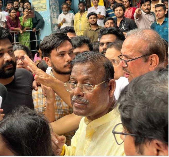 कोलकाता के नेशनल मेडिकल कॉलेज से बैरंग लौटाए गए ममता के मंत्री जावेद खान और विधायक स्वर्ण कमल साहा।