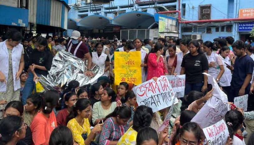 आरजी कर मेडिकल कॉलेज अस्पताल में जूनियर डॉक्टरों का विरोध प्रदर्शन जारी।