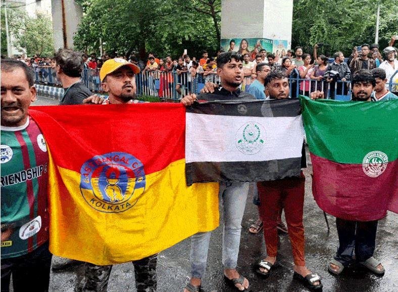 रविवार को आरजी कर घटना में कोलकाता में सड़कों पर उतरे फुटबॉल प्रेमी