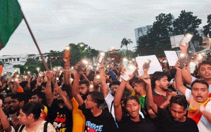 रविवार को मृत छात्रा के न्याय मांगने कोलकाता की सड़कों पर उतरे लोग।