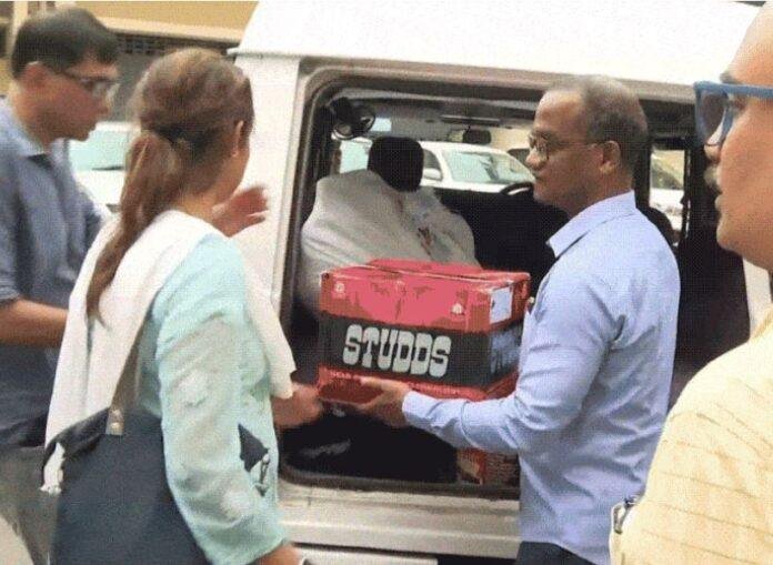कोलकाता निर्भया कांड कोलकाता पहुंची सीबीआई टीम मेडिकल छात्रा की मौत के मामले से जुड़े दस्तावेज और जुटाए गए साक्ष्य अपने कब्जे में लेते हुए।