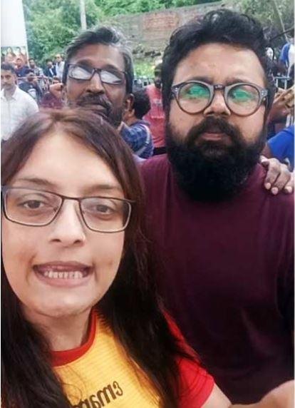 कोलकाता में रविवार को न्याय मांगते लोगों पर पुलिस लाठीचार्ज पर अपनी प्रतिक्रिया देतीं अभिनेत्री ऊषासी और साथ मोहन बगान क्लब के संचालक सौरभ पालोधी।