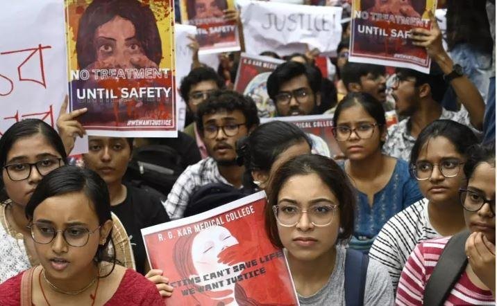 कोलकाता निर्भया कांड के विरोध में प्रदर्शन करतीं छात्राएं