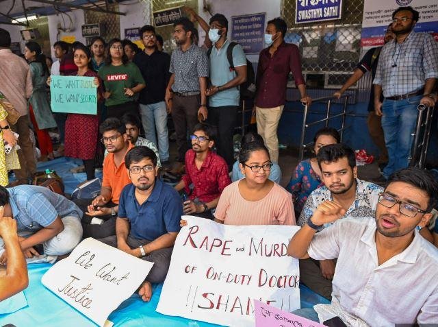 Breaking: कोलकाता निर्भया कांड को रविवार तक हल करे पुलिस नहीं तो जांच सीबीआई को सौंपेगी ममता, किया ऐलान 2 22Scope News कोलकाता निर्भया कांड के विरोध में प्रदर्शन करते जूनियर डॉक्टर